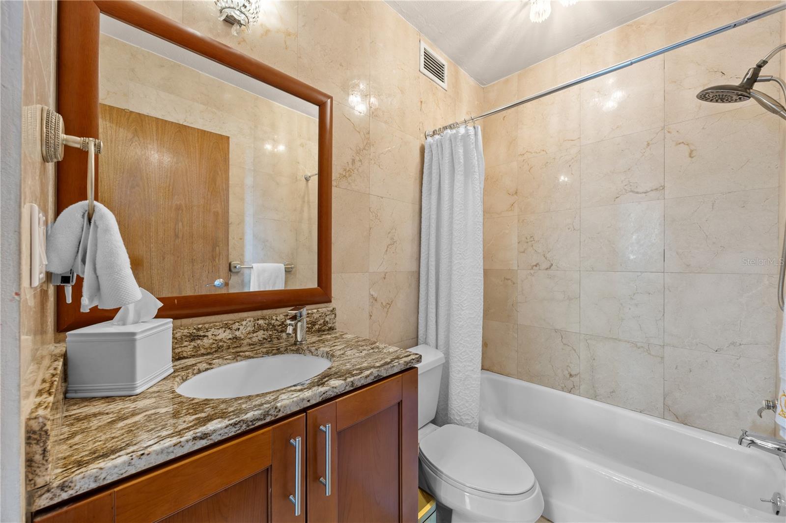 14 Carr 833 #1404 Property Photo 21