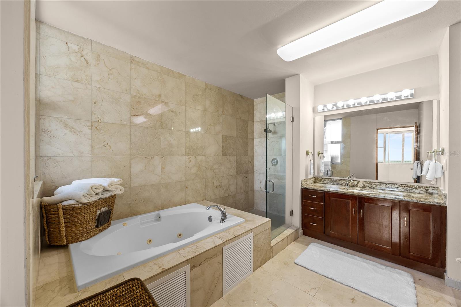 14 Carr 833 #1404 Property Photo 29