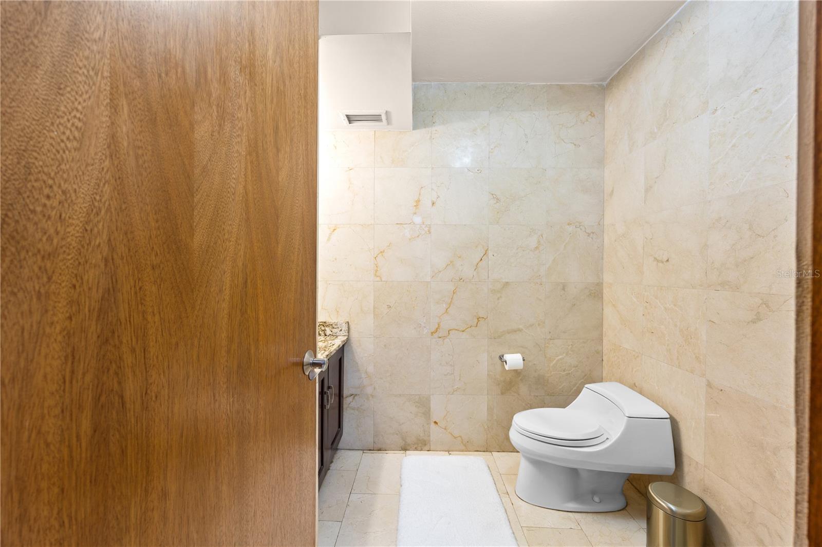 14 Carr 833 #1404 Property Photo 31