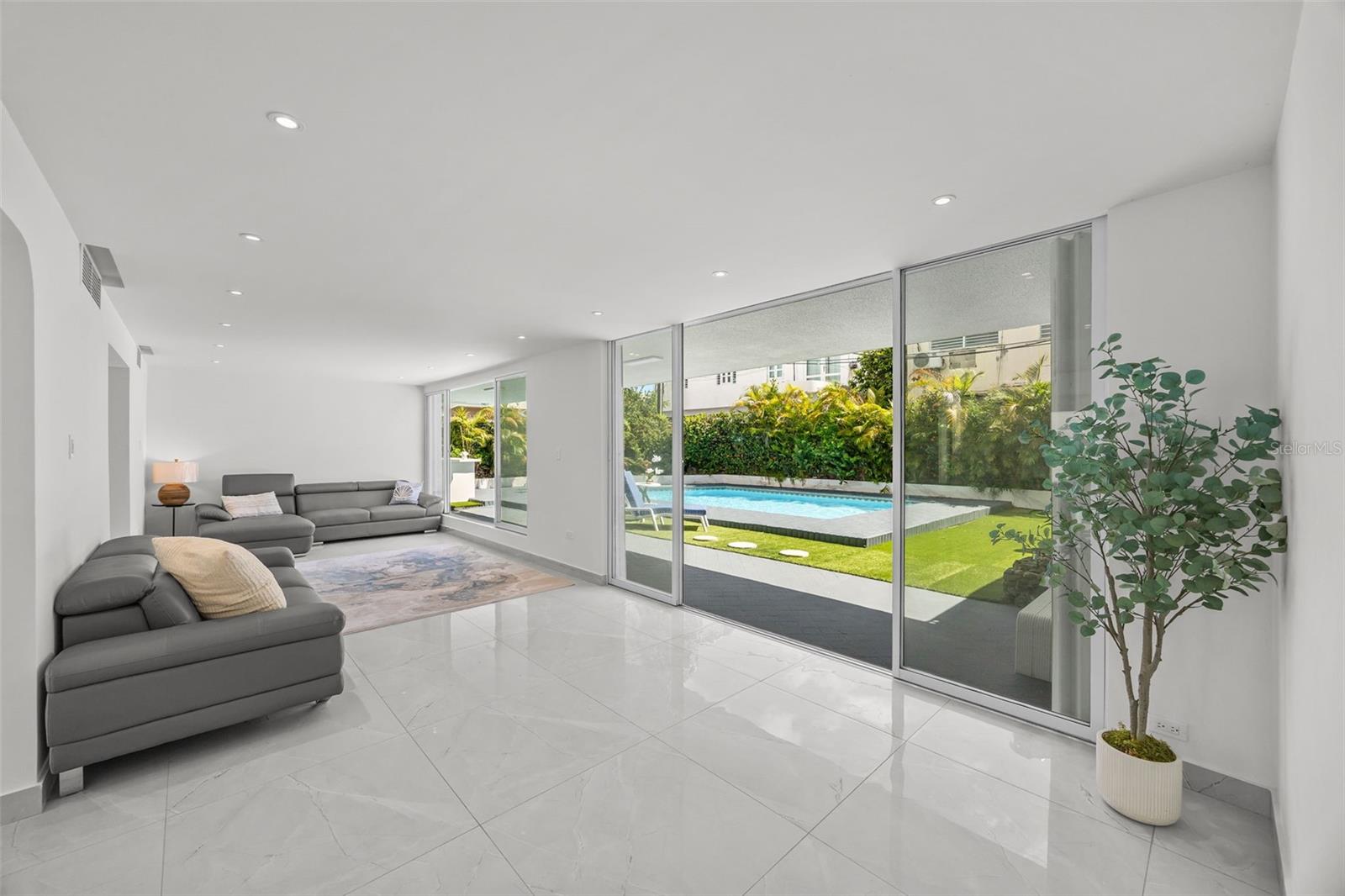 2 CALLE MAR DE IRLANDA Property Photo 1