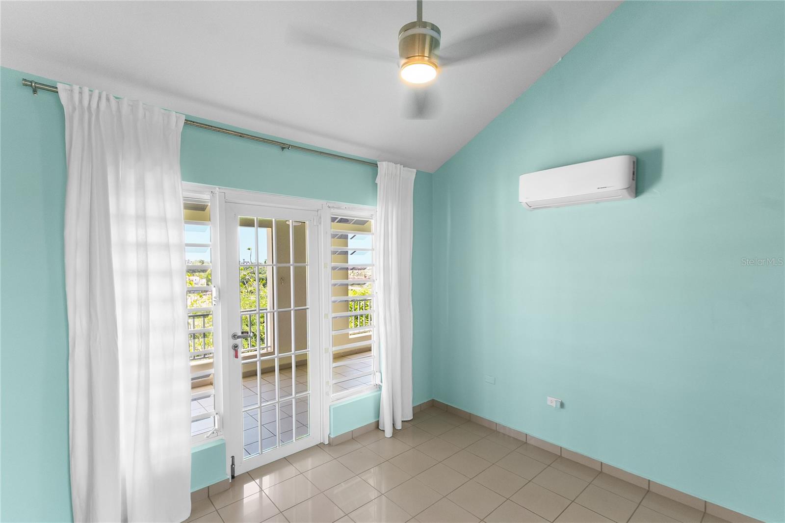 5 Harbour Lights Property Photo 45