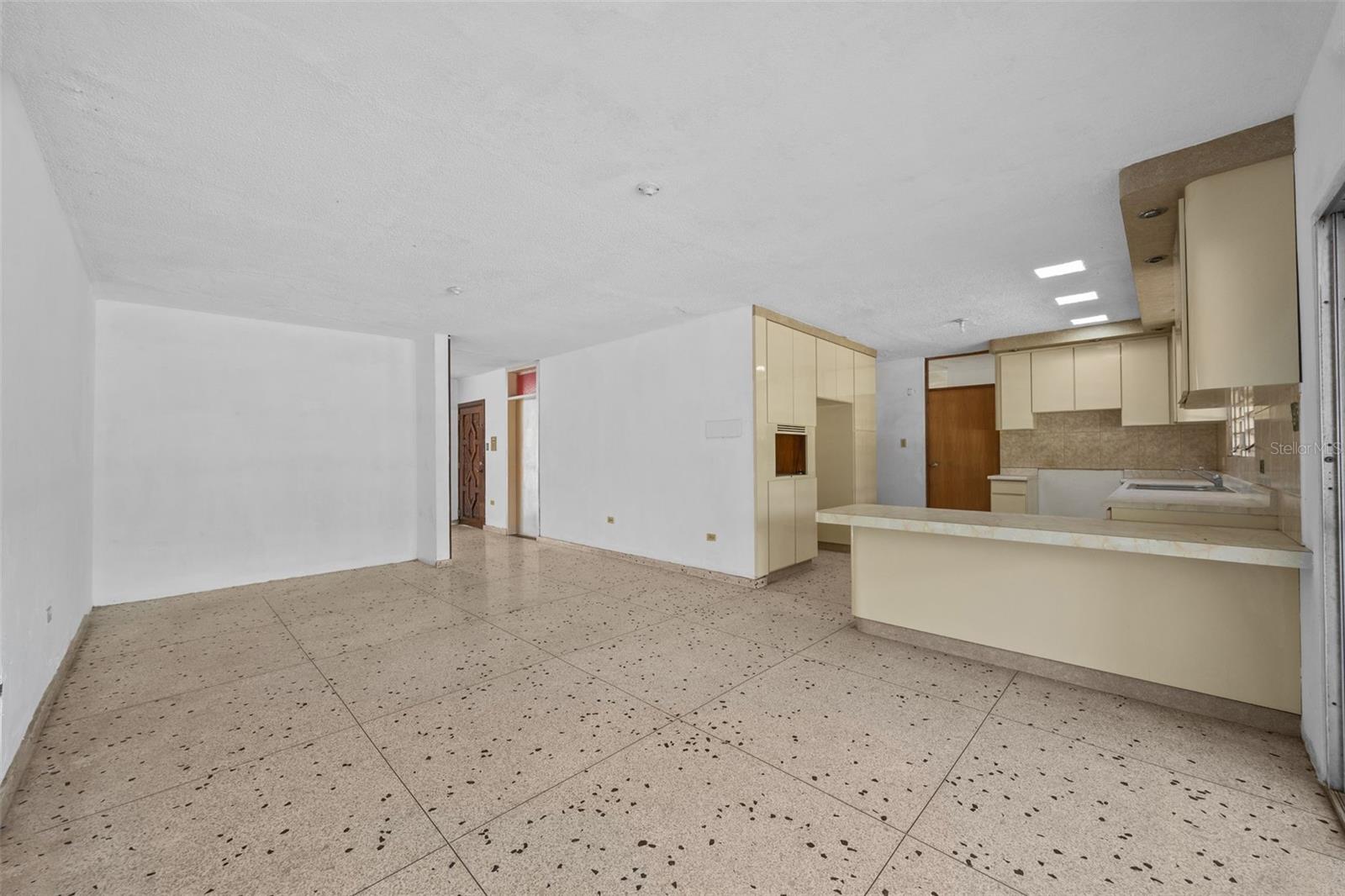 5 Toledo St Property Photo 7