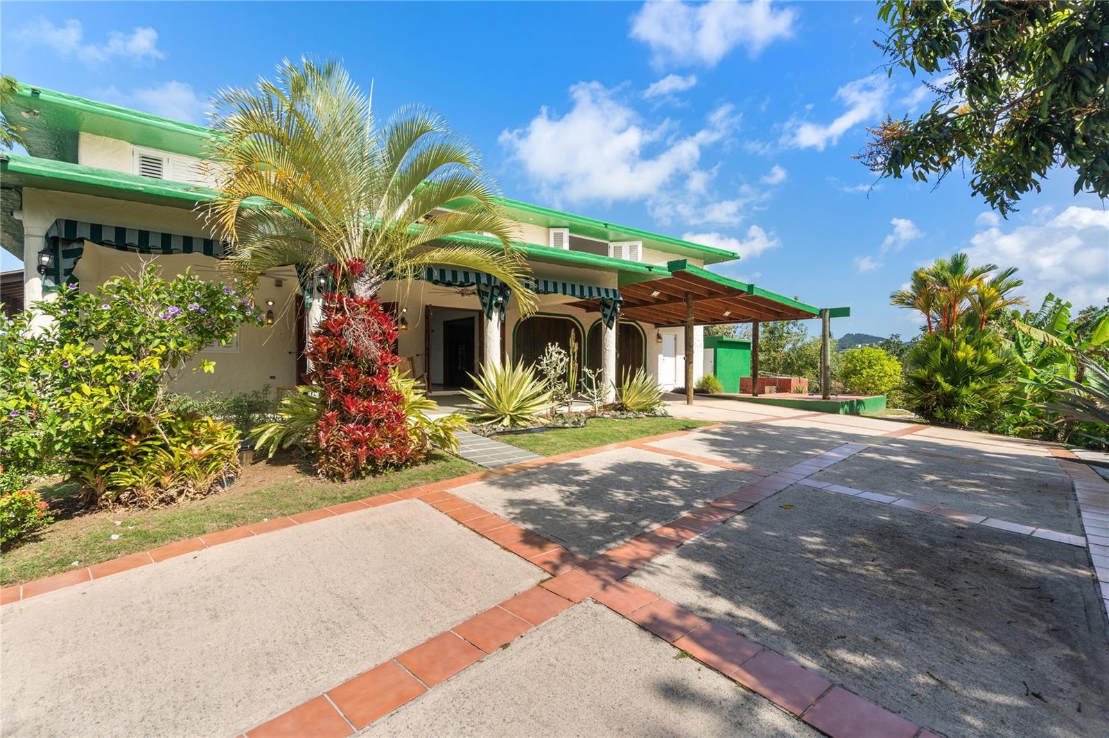 59 Reina Isabel Property Photo 2