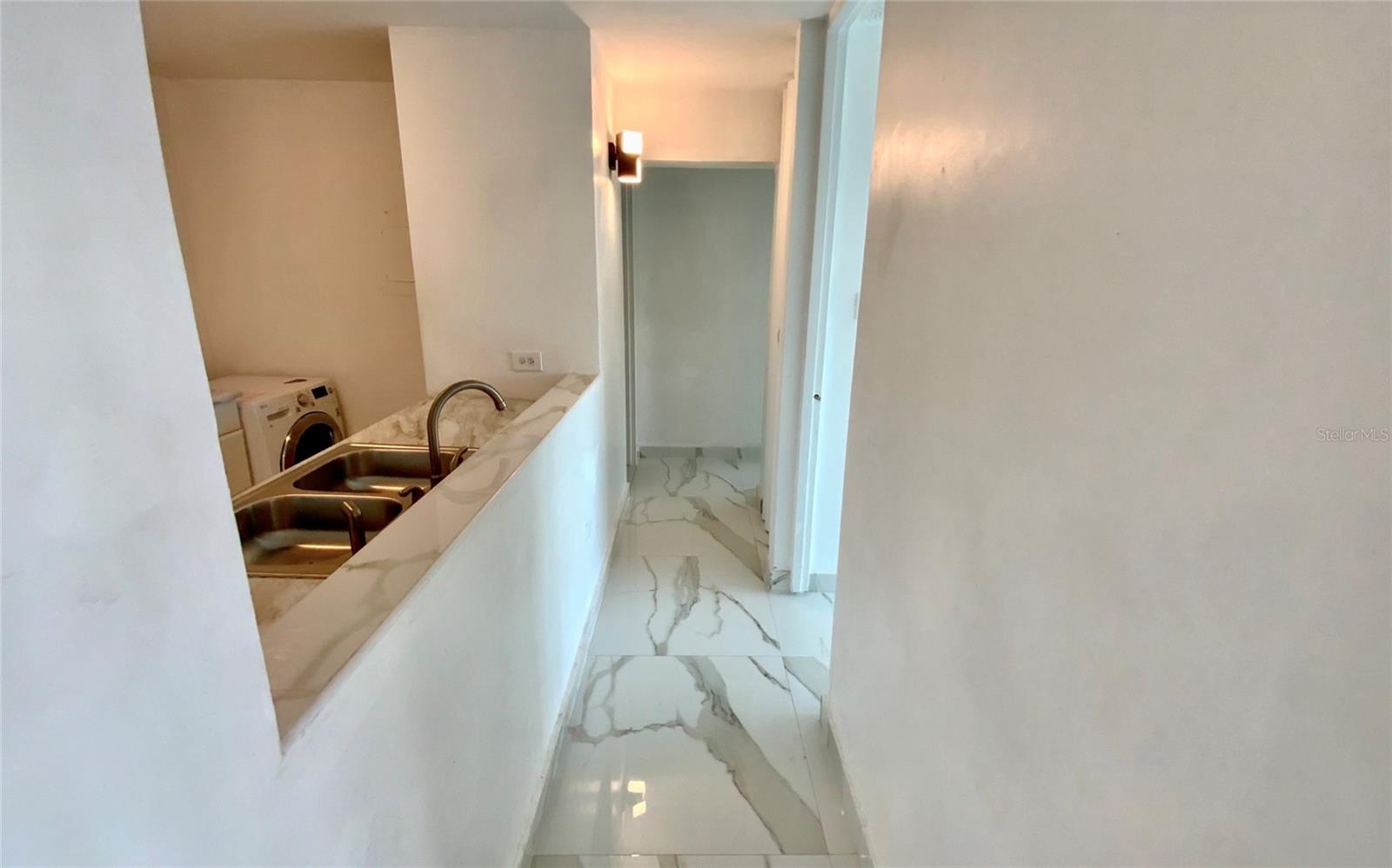552 Austral #403 Property Photo 8