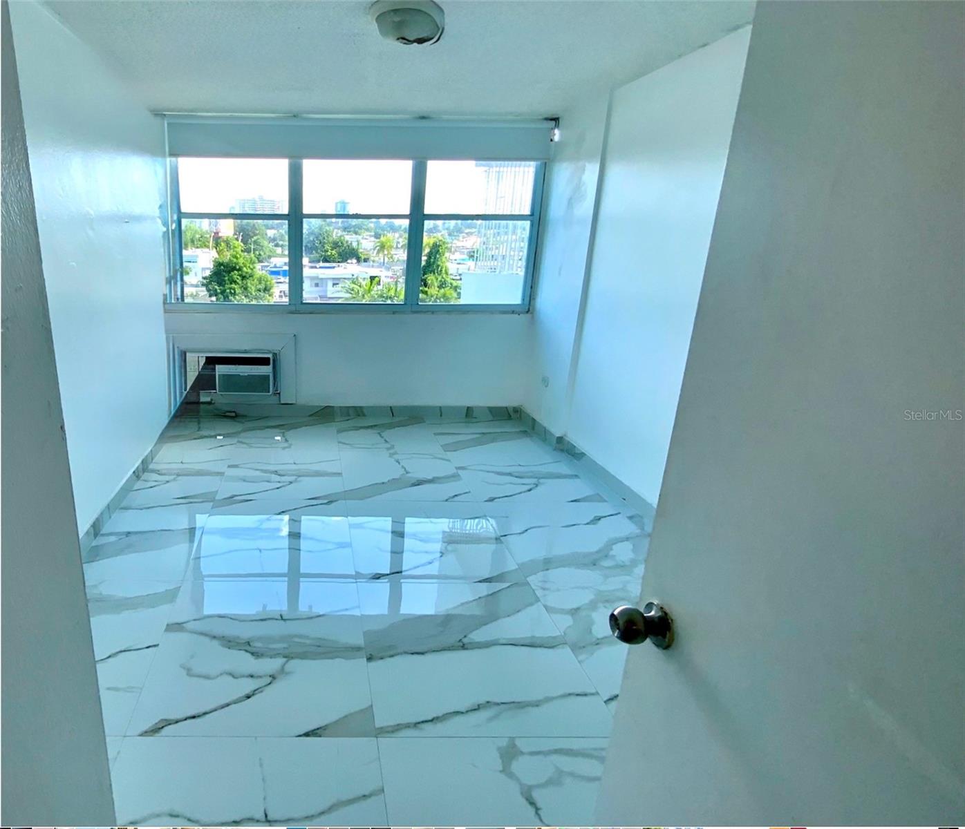 552 Austral #403 Property Photo 9