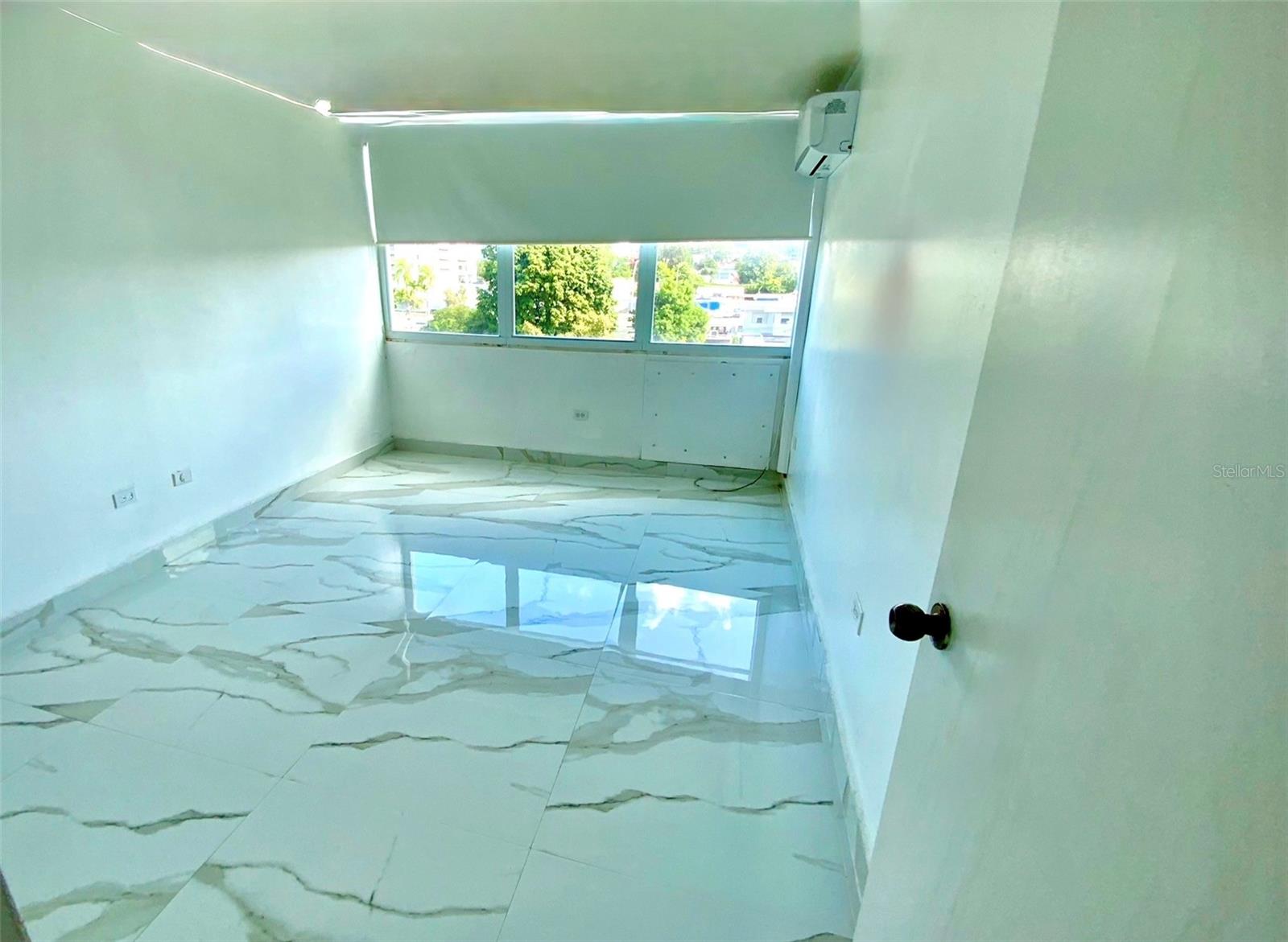 552 Austral #403 Property Photo 10