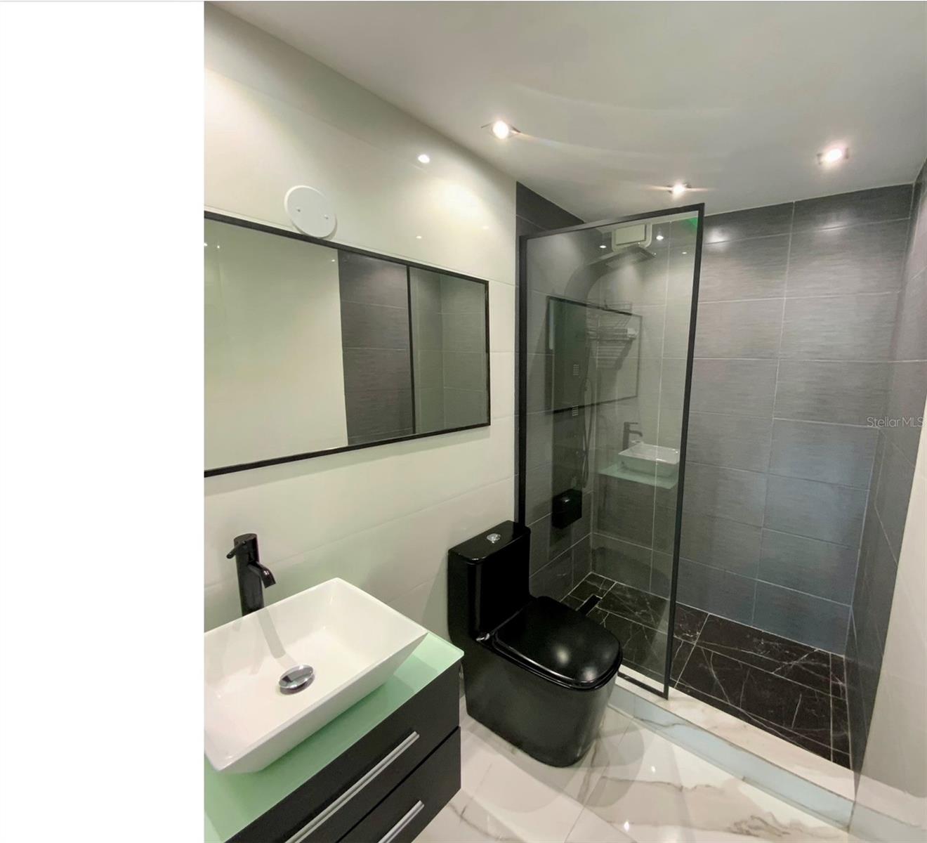 552 Austral #403 Property Photo 12