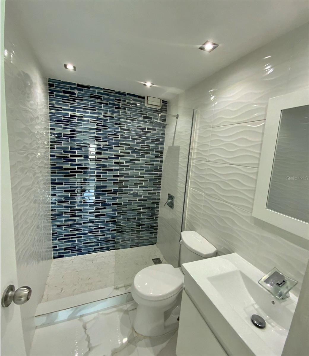 552 Austral #403 Property Photo 13