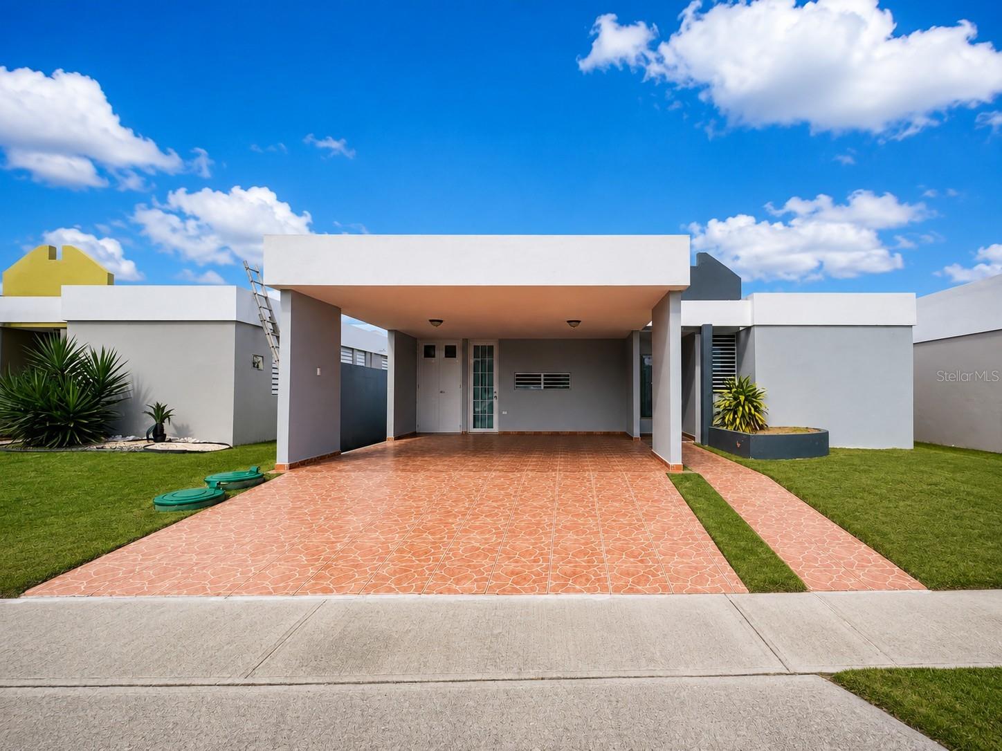 URB. PARQUE DE CANDELERO HIPOCAMPO ST. #184 Property Photo 1