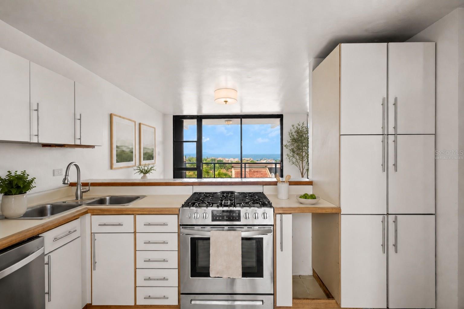 170 Palmas Drive #b20 Property Photo 8