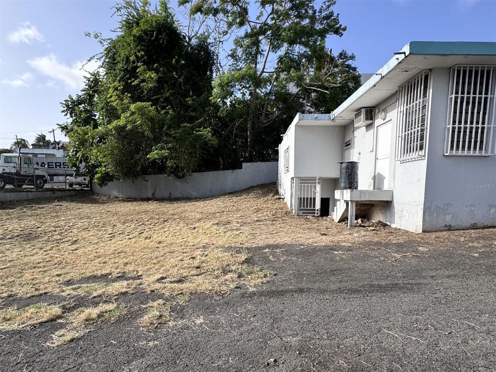 2 Esteban Quintana St Property Photo 3
