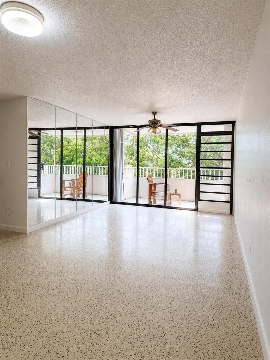 Cond. Laguna Gardens 2 Ave Laguna #7a Property Photo 3