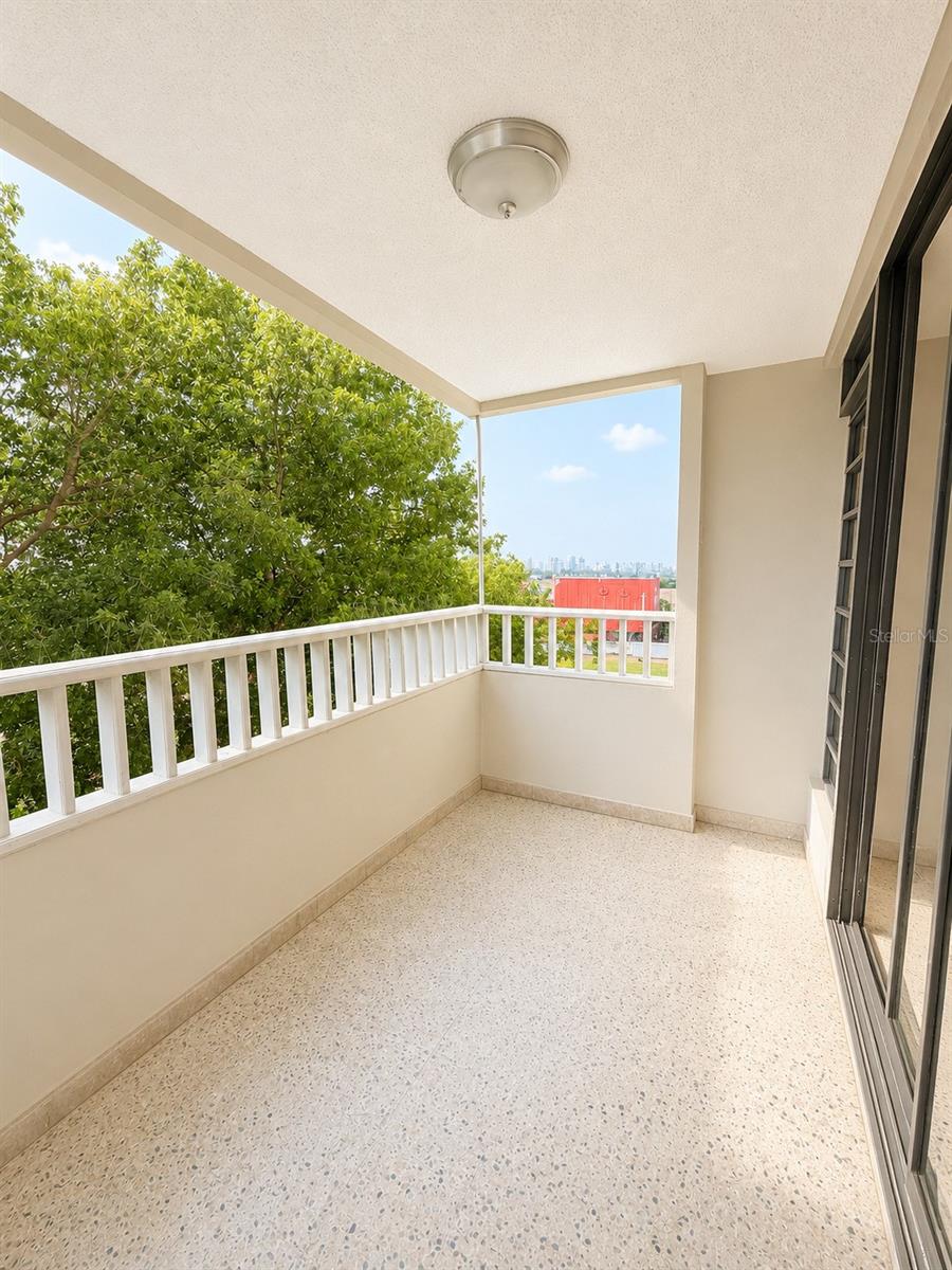 Cond. Laguna Gardens 2 Ave Laguna #7a Property Photo 4