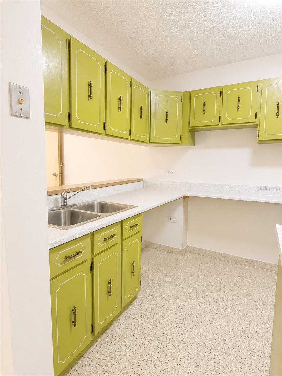 Cond. Laguna Gardens 2 Ave Laguna #7a Property Photo 6