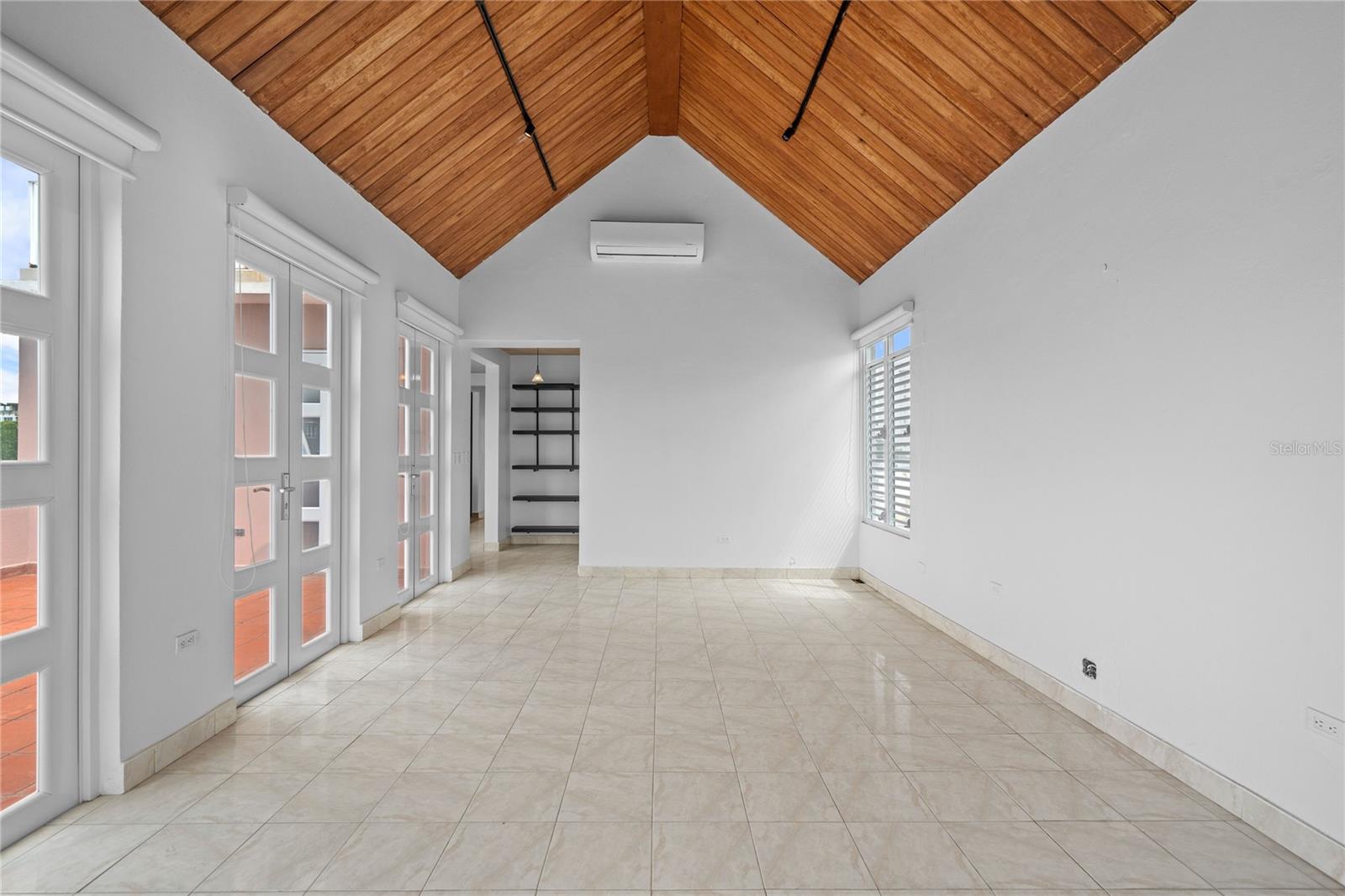 1223 Wilson Ave. #401 Property Photo 2