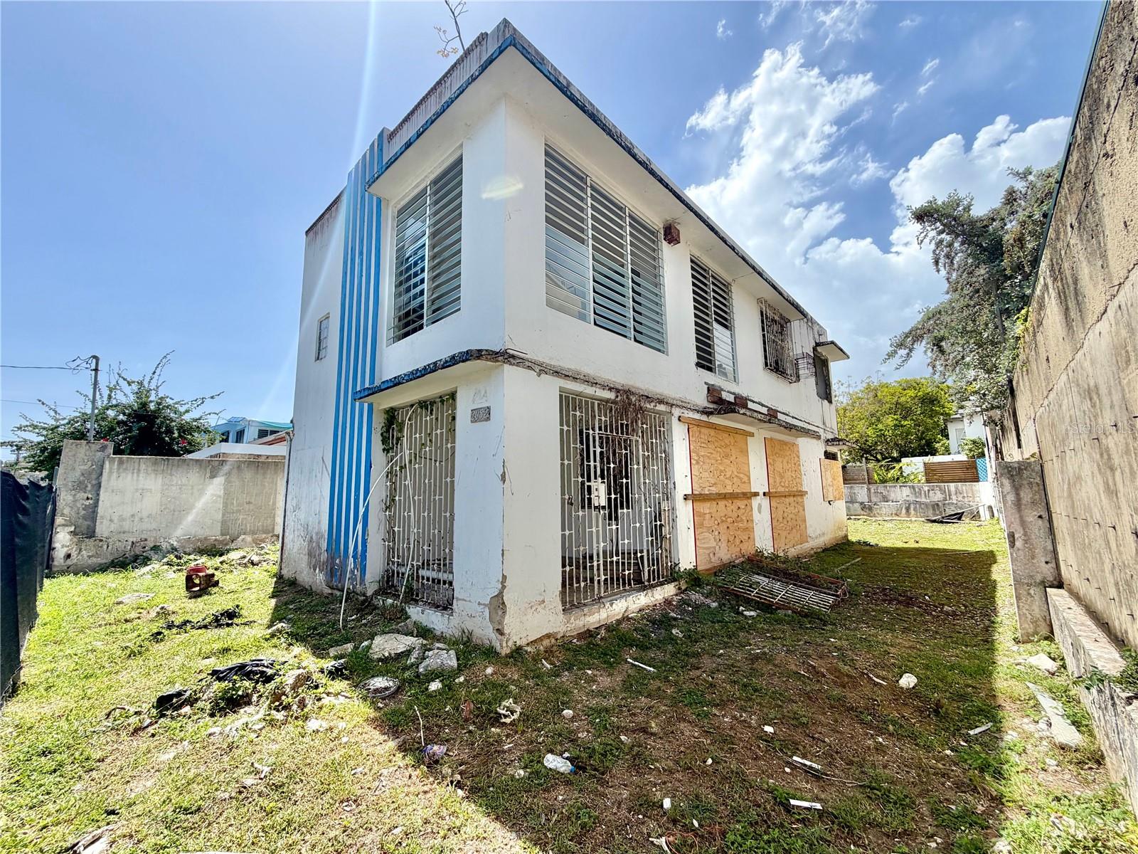 2052 ESPAÑA ST. Property Photo 1