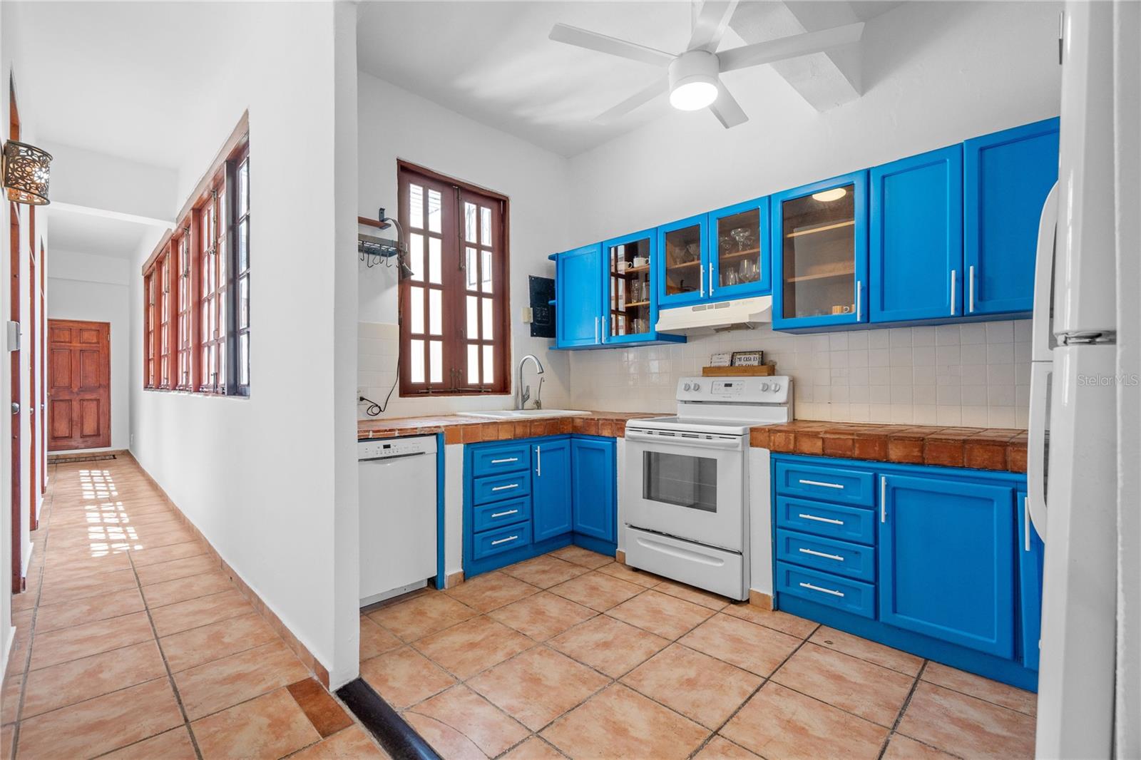353 Calle De La Luna #301 Property Photo 2