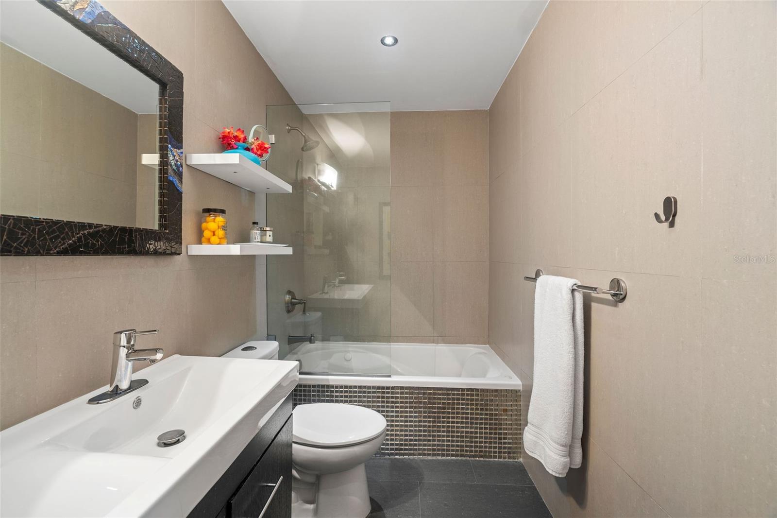 2305 Laurel #207 Property Photo 5