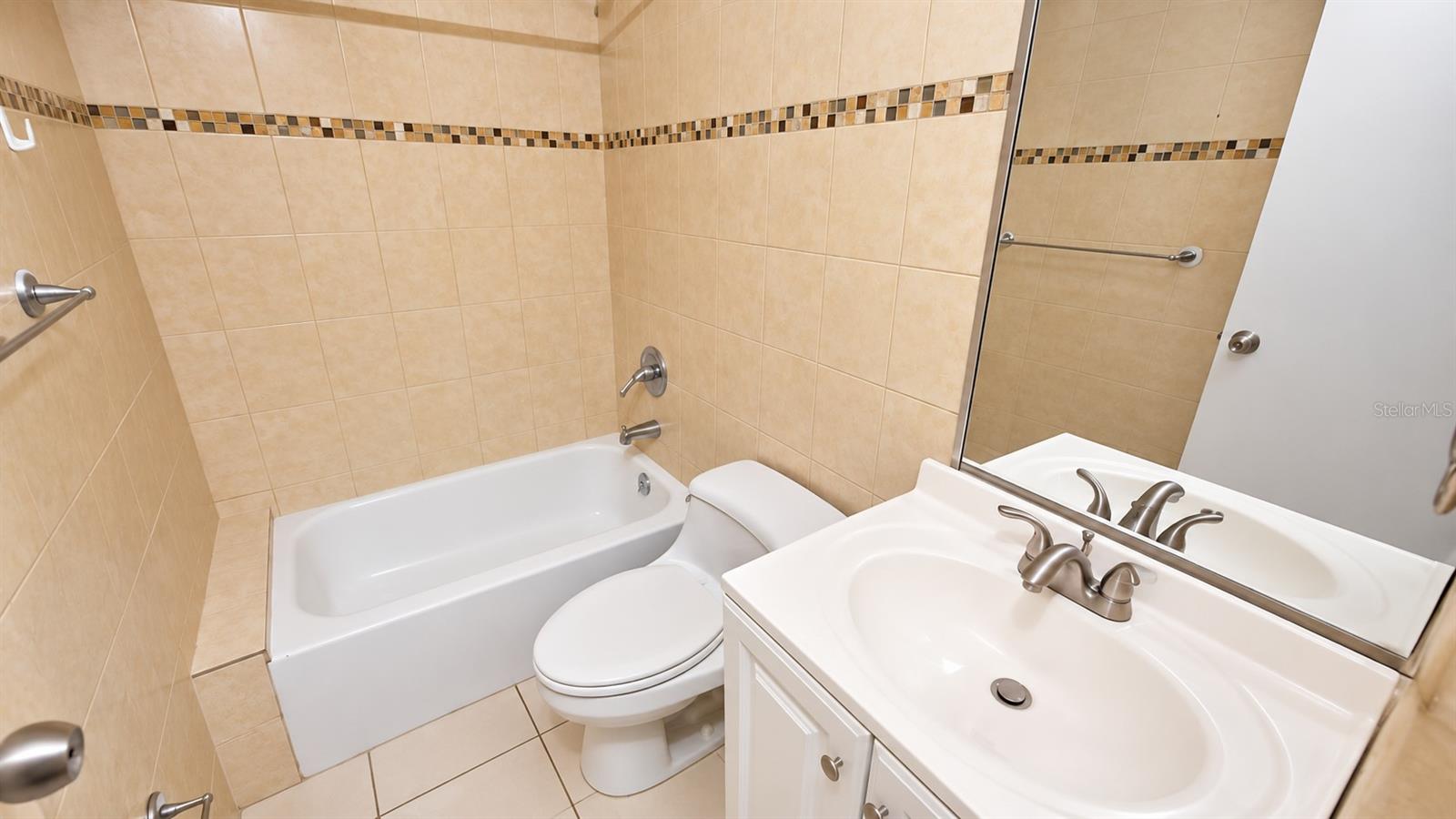 199 Las Cumbres #208 Property Photo 12