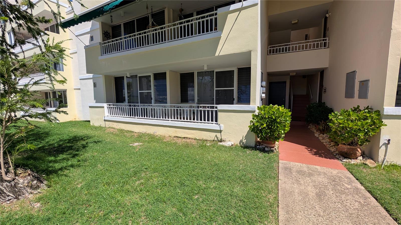 Urb. Vista Real Edificio 4-7 #4-7 Property Photo 1