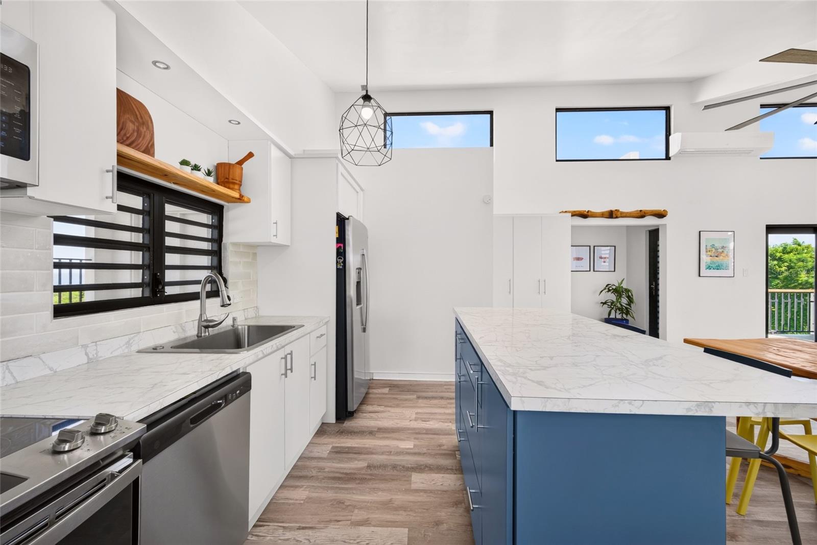 83 Calle Begonia, Urb. Manuel Corchado Property Photo 4