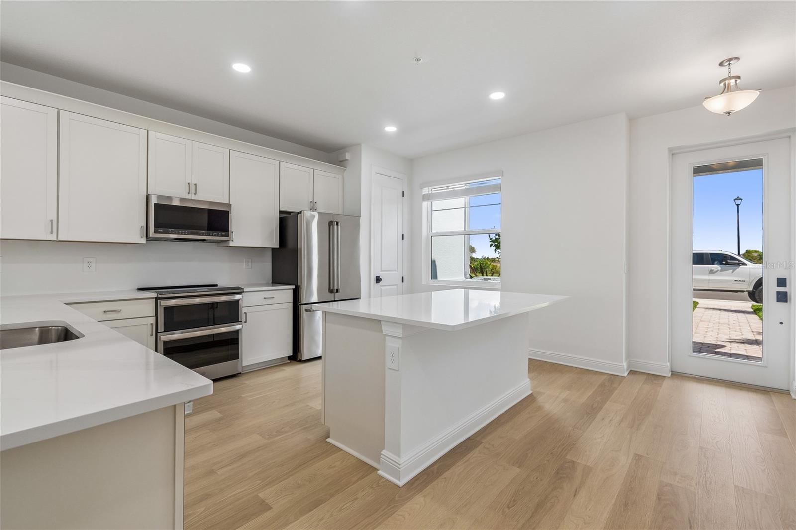 17736 Broadleaf Loop Property Photo 4