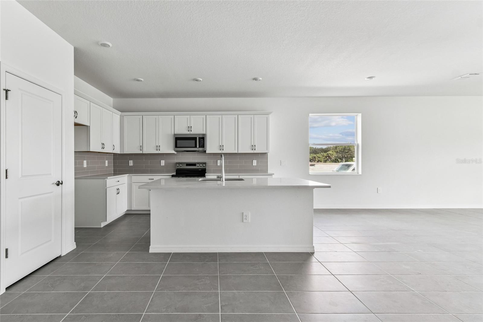 9122 Optimist Way Property Photo 5