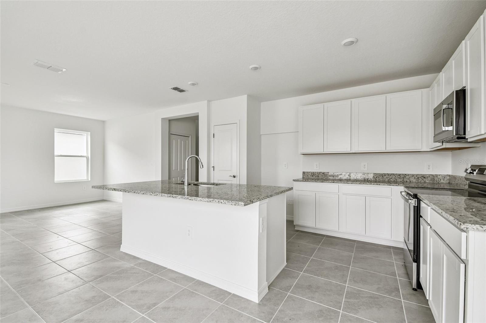 9118 Optimist Way Property Photo 5