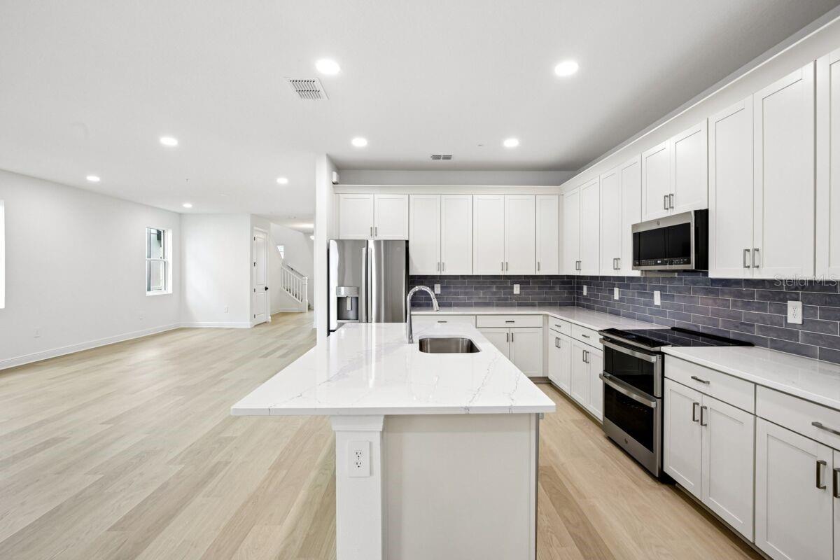17829 Broadleaf Loop Property Photo 4