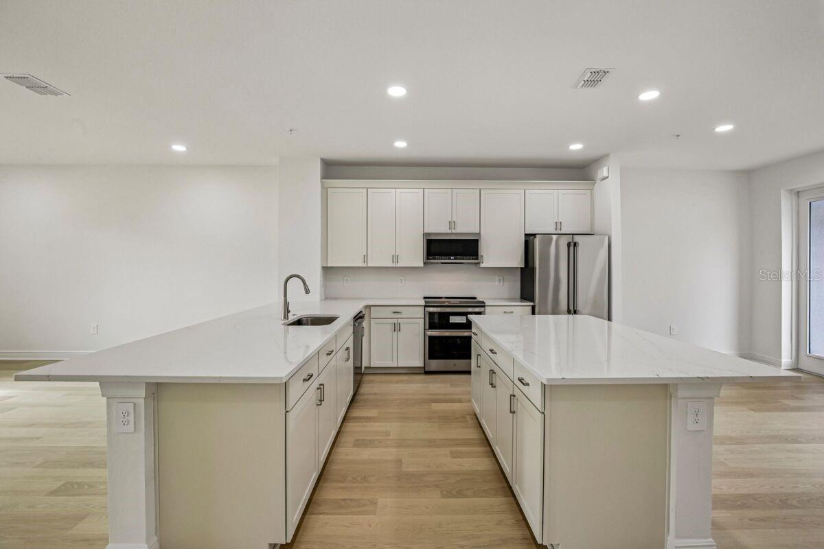 17817 Broadleaf Loop Property Photo 3
