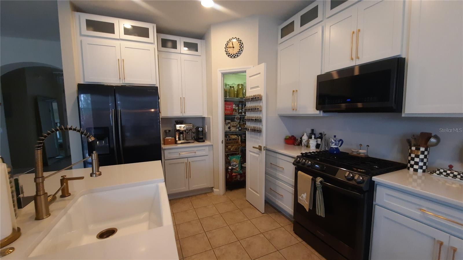 4959 Thames St E Property Photo 3