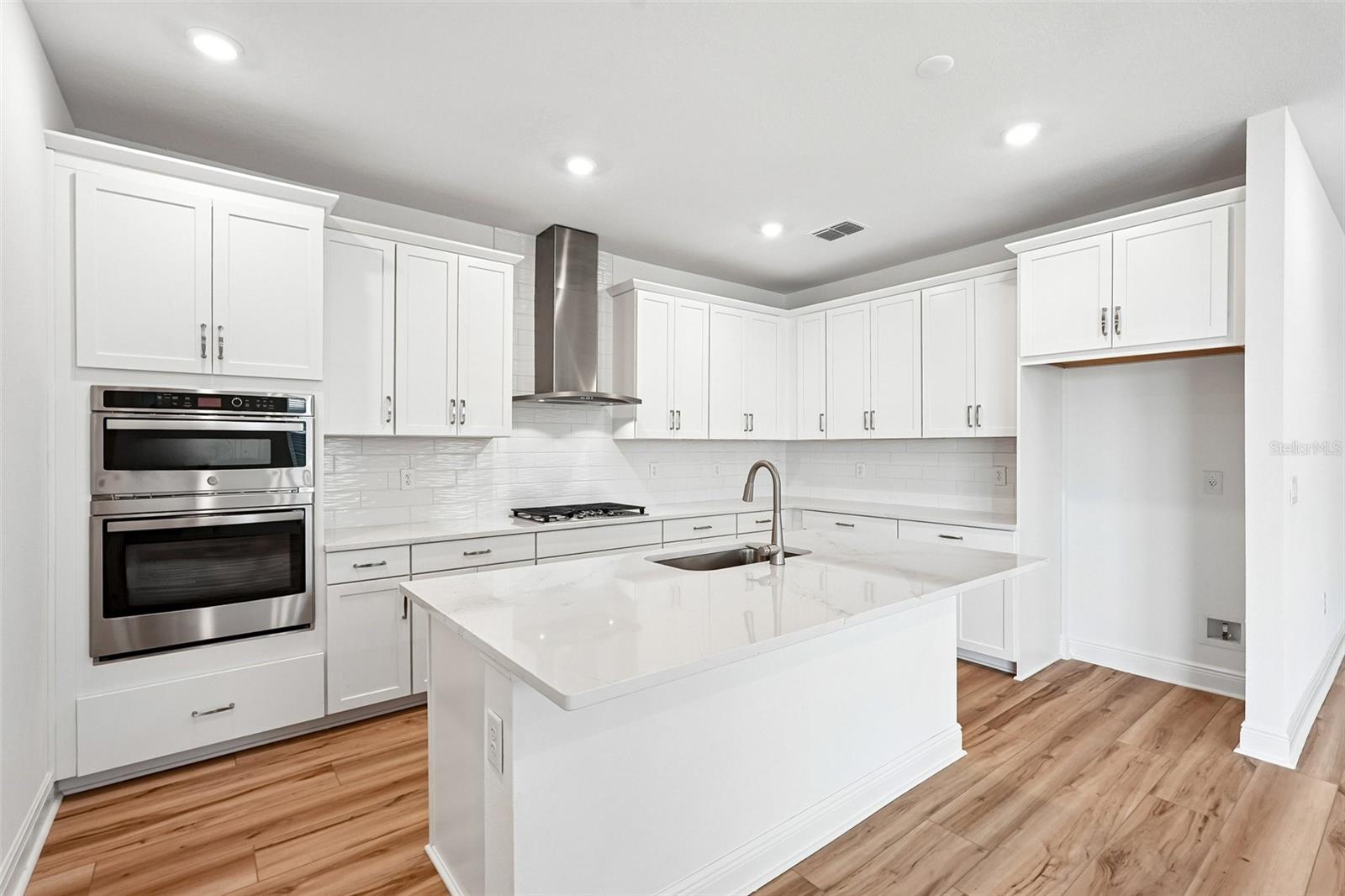 8221 Seaflower Pkwy Property Photo 3