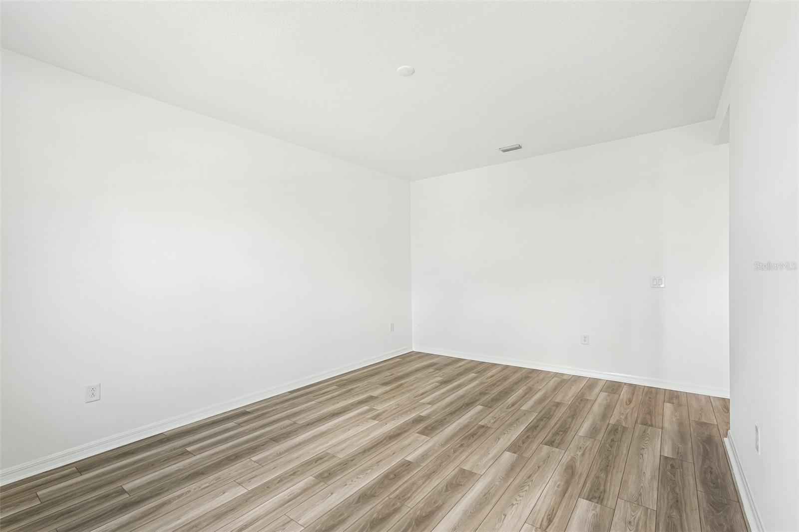 13814 Bertrand Ave Property Photo 11