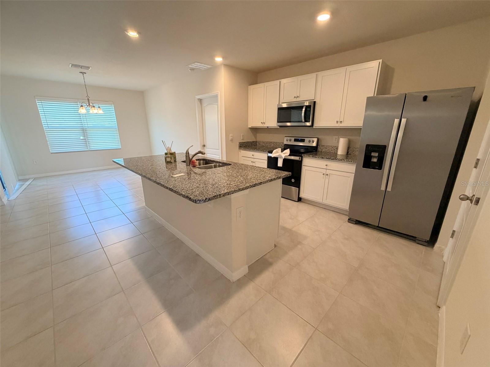 R4911052 Property Photo 3