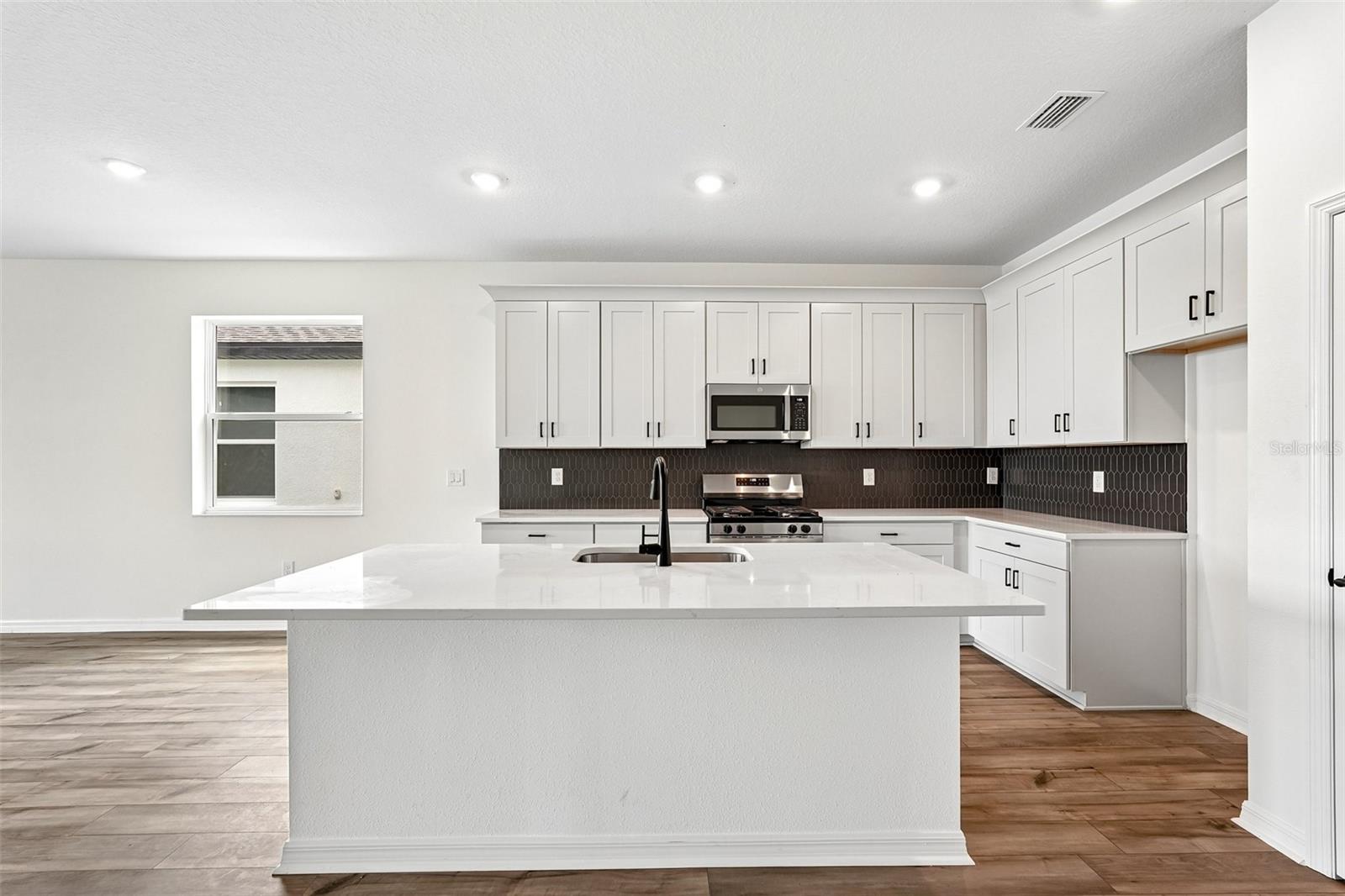 8712 Canard Cv Property Photo 3