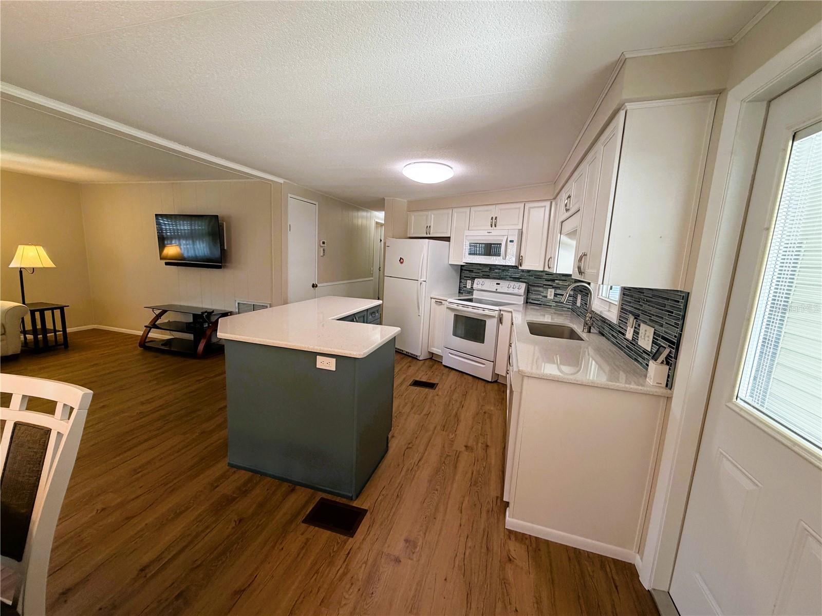 101 Marigold St Property Photo 5