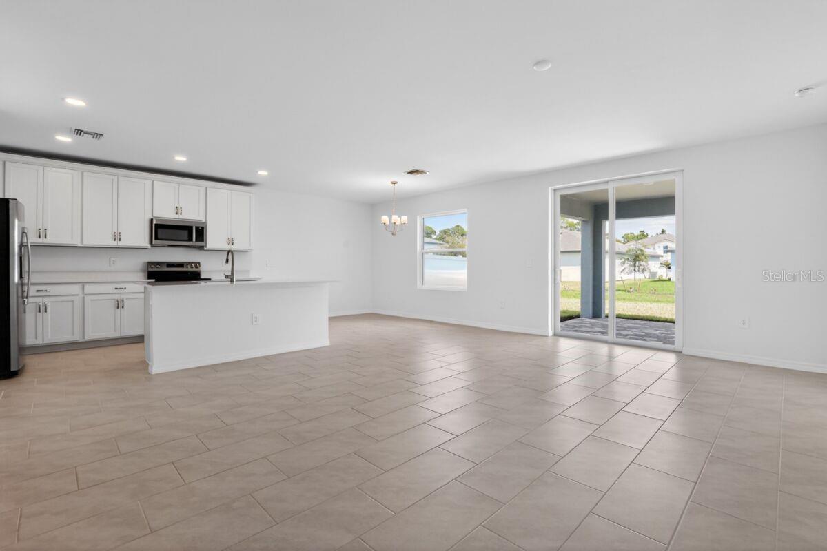 9509 Vibrant Ln Property Photo 4