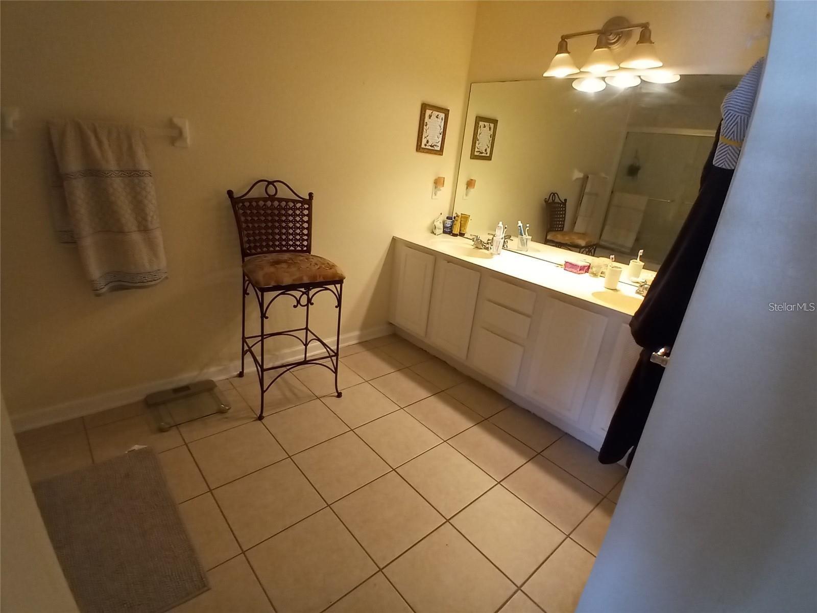 1121 Seton Hall Ct Property Photo 4