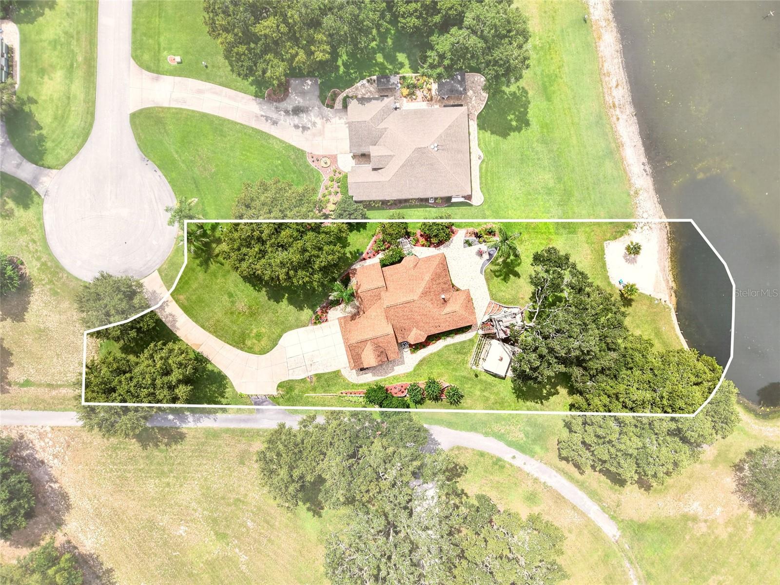 1833 Shore Line Dr Property Photo 3