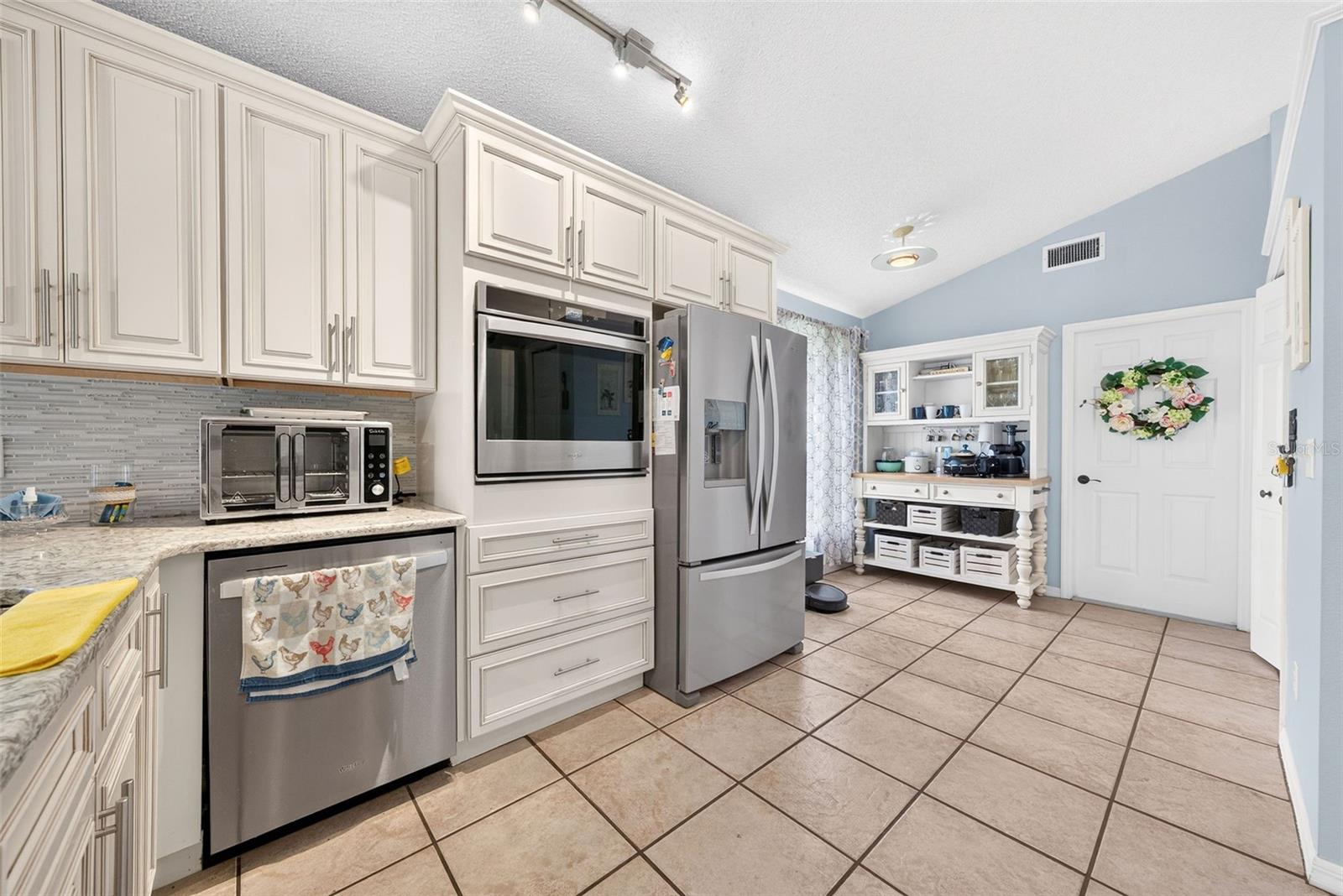 257 Lexingdale Dr Property Photo 3