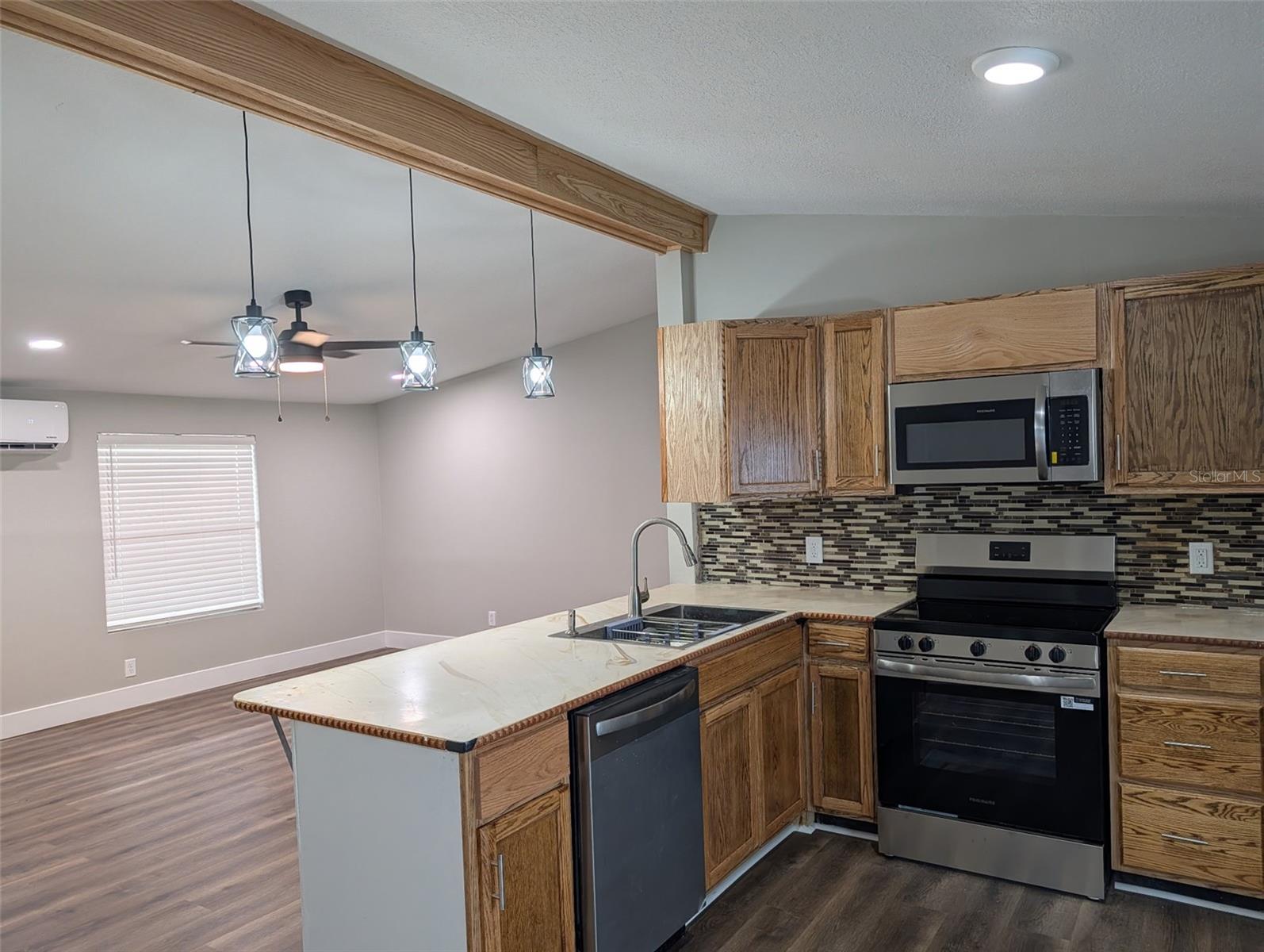 24304 Maxwell St Property Photo 6