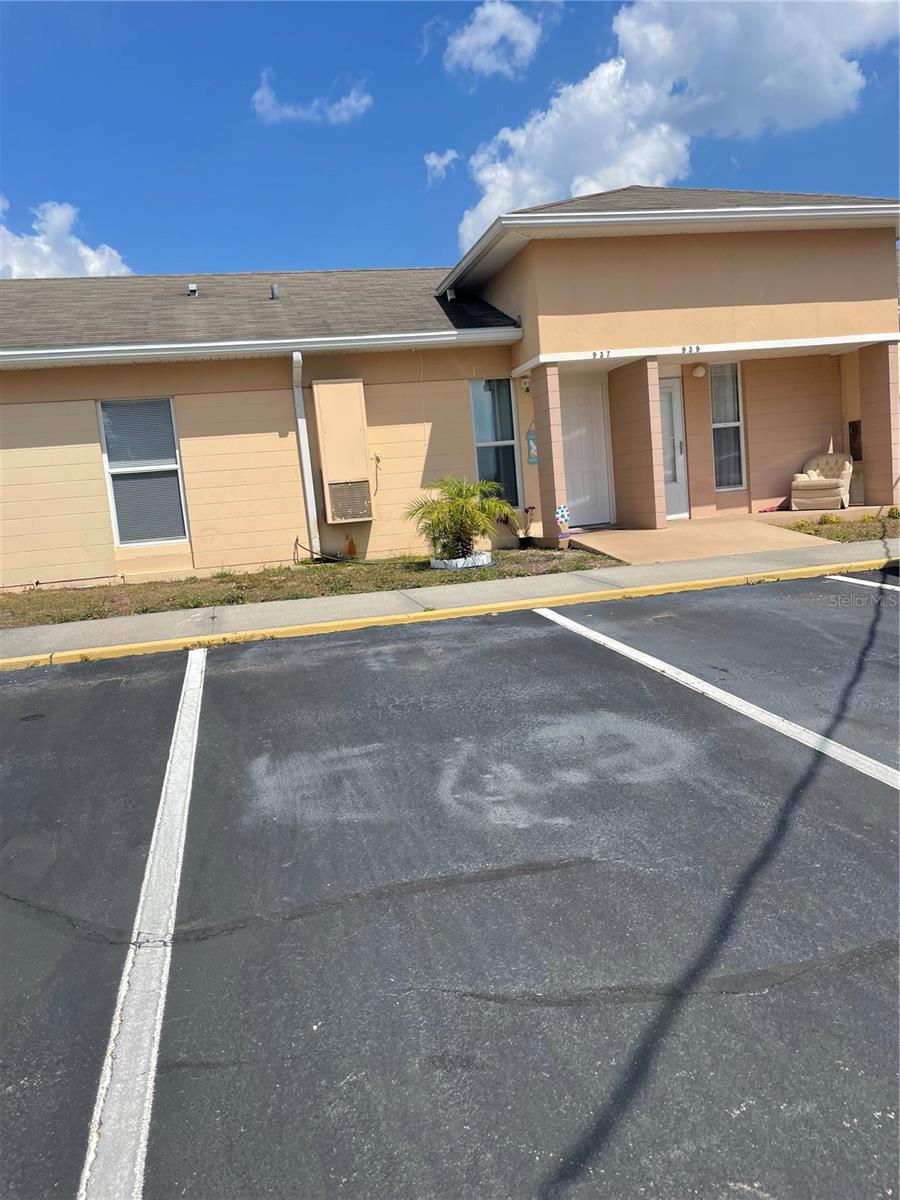 937 Club Circle Property Photo 1