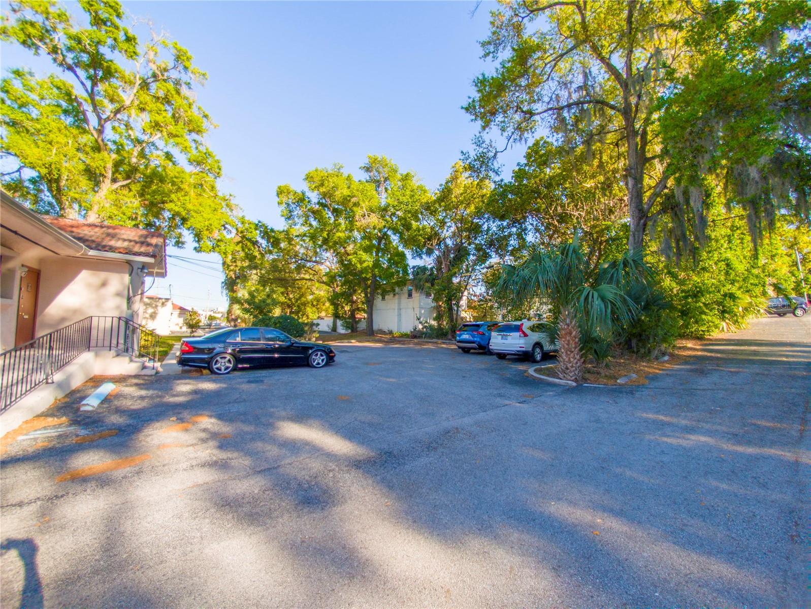 802 E Colonial Dr Property Photo 8