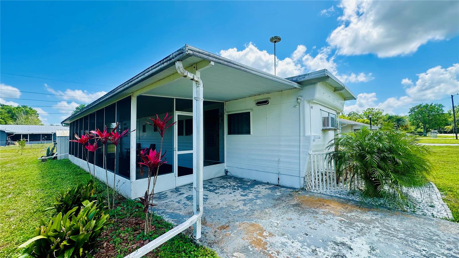1641 Hope St Property Photo