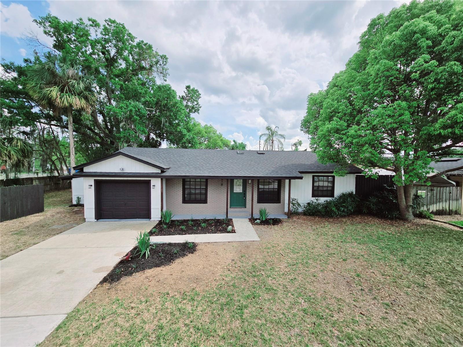 218 W MAGNOLIA AVE Property Photo 1