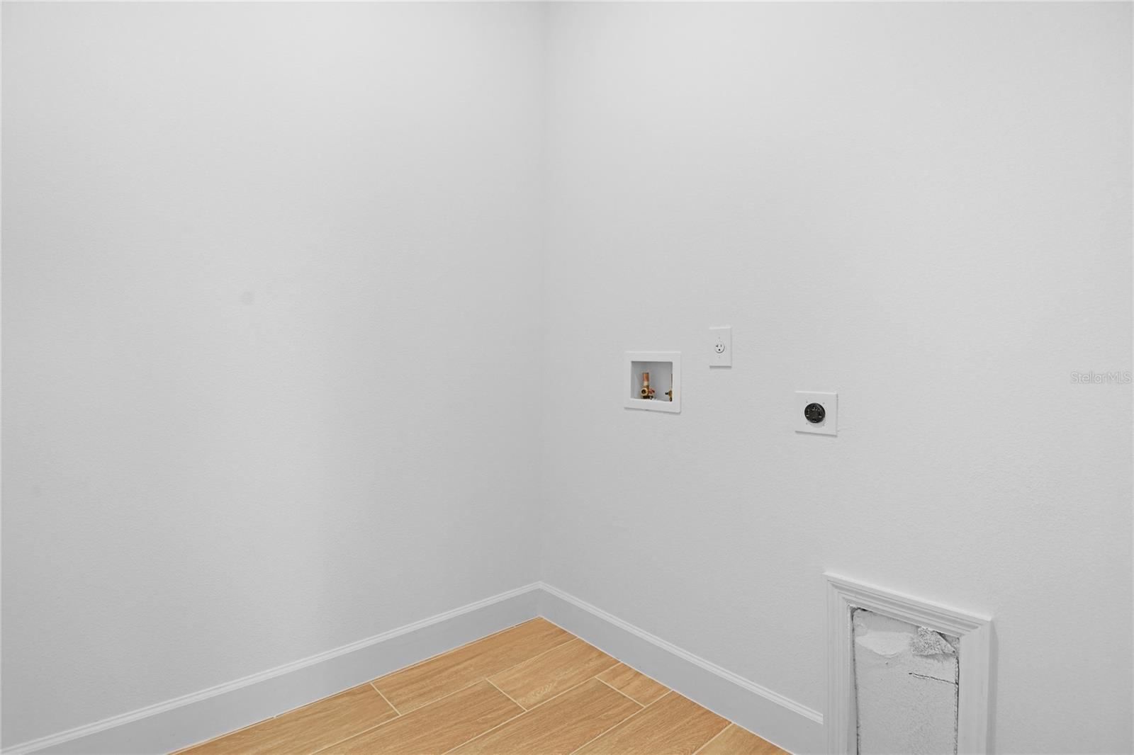 1663 Crooked Creek St Property Photo 7