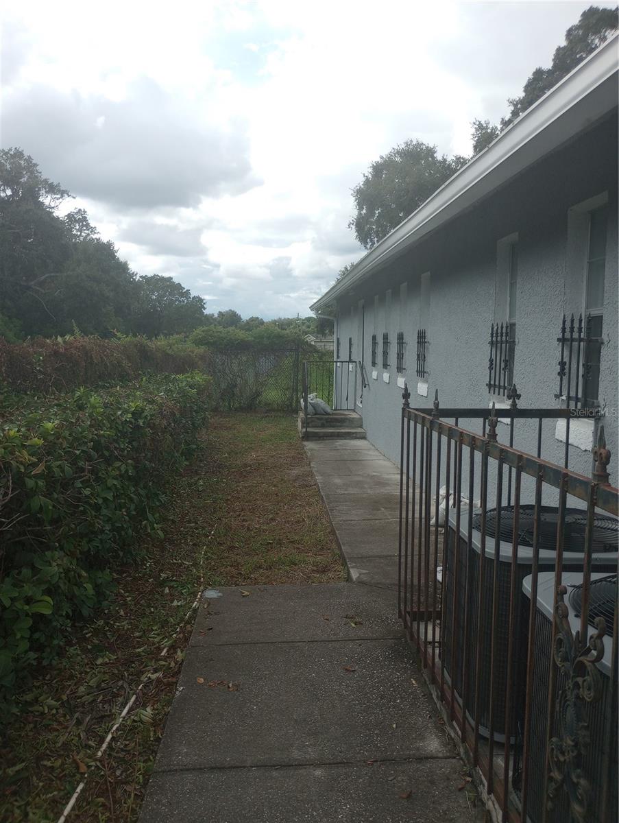 2006 Smith St Property Photo 43