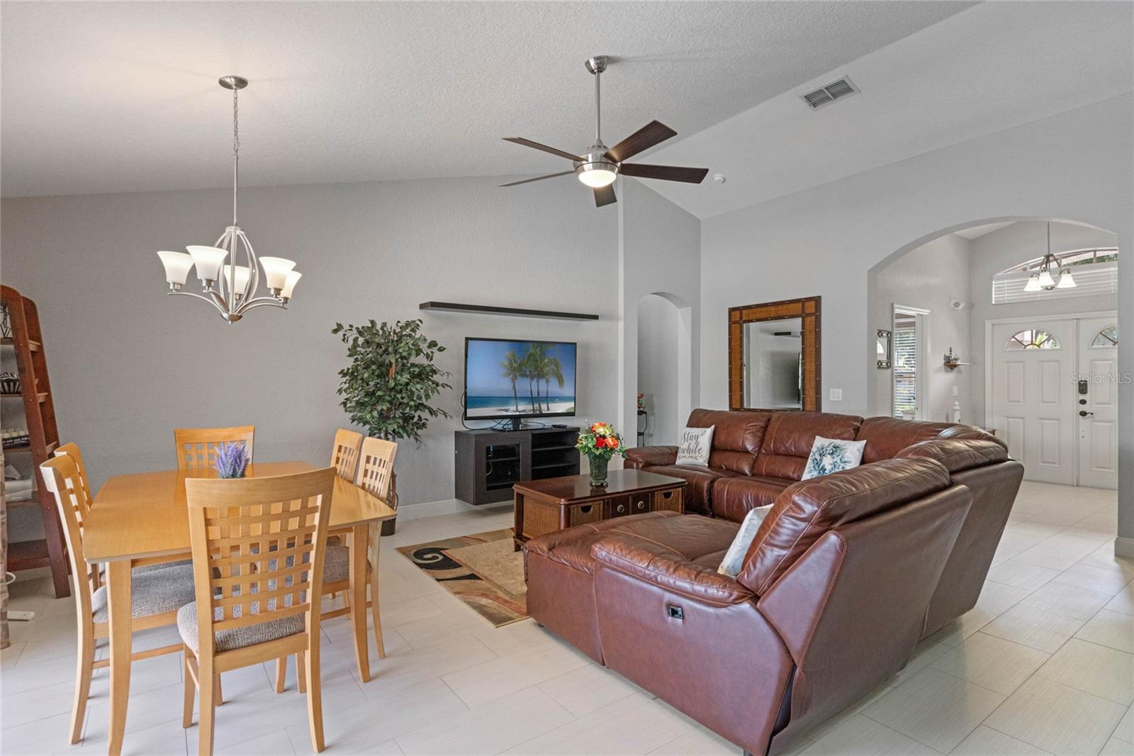 300 Kings Way Property Photo 4