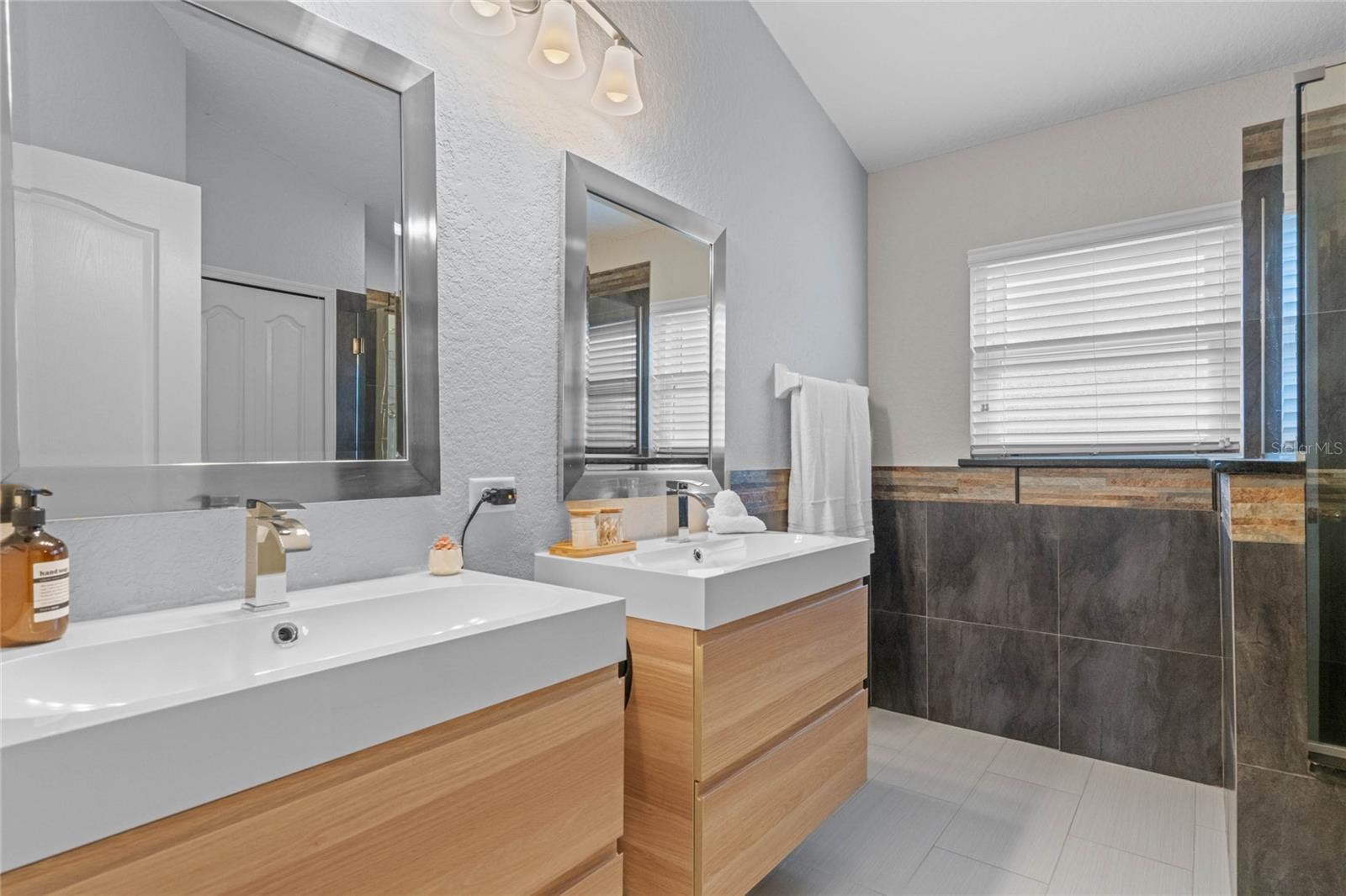 300 Kings Way Property Photo 12