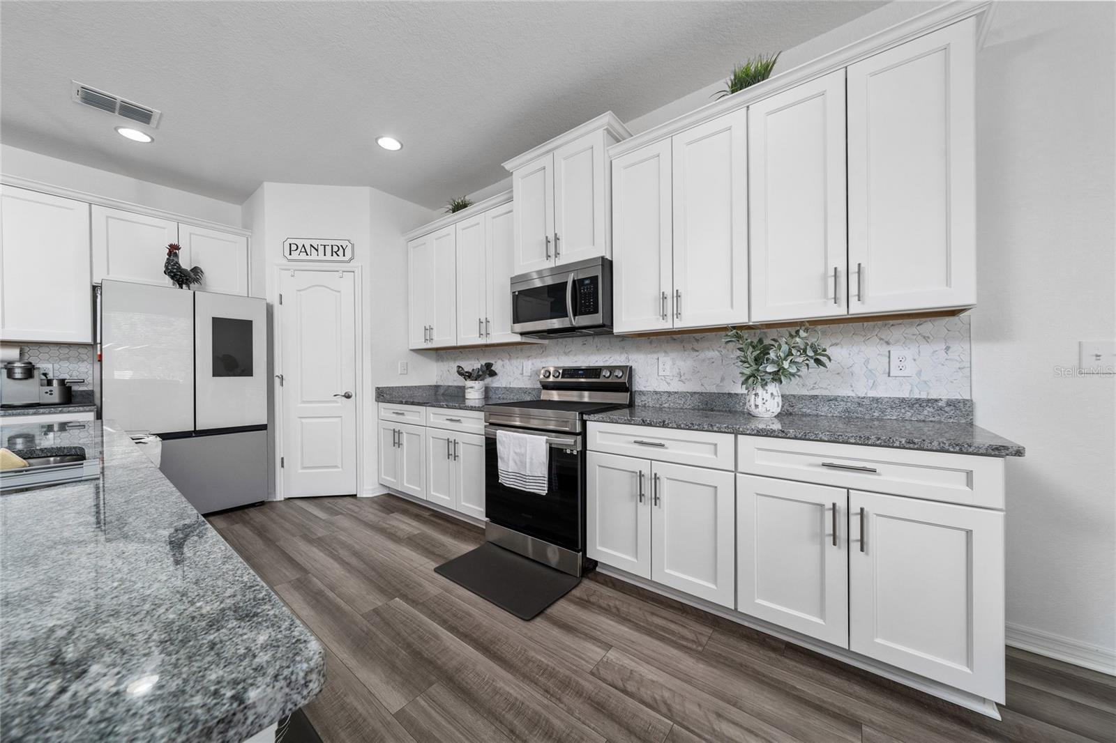 252 Samantha Ave, Property Photo 13